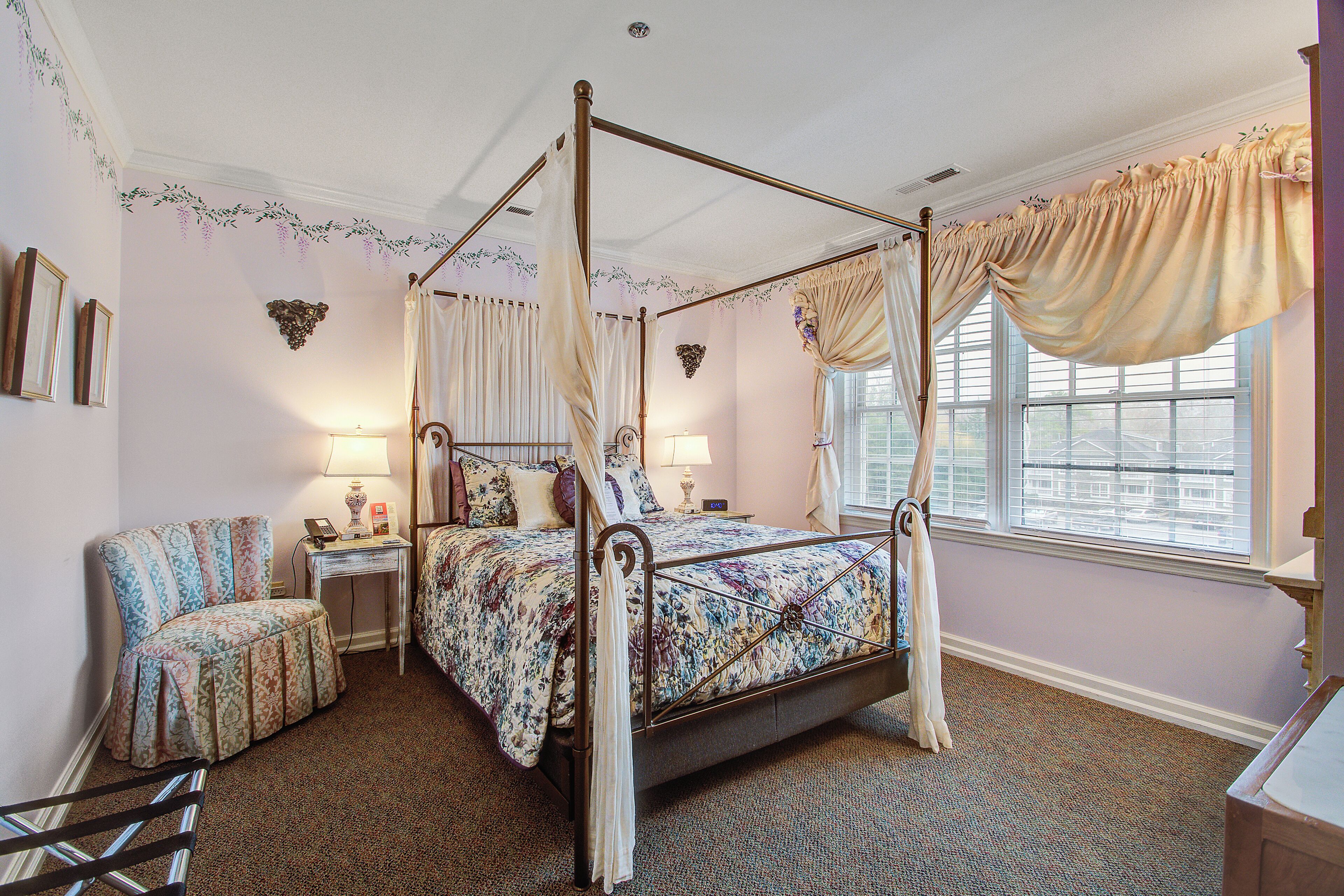 Chambre, 1 grand lit, bain à remous