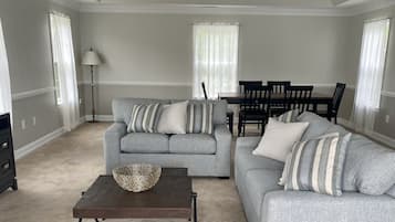 Family Villa, 1 Bedroom, Marina View, Annex Building | Living area
