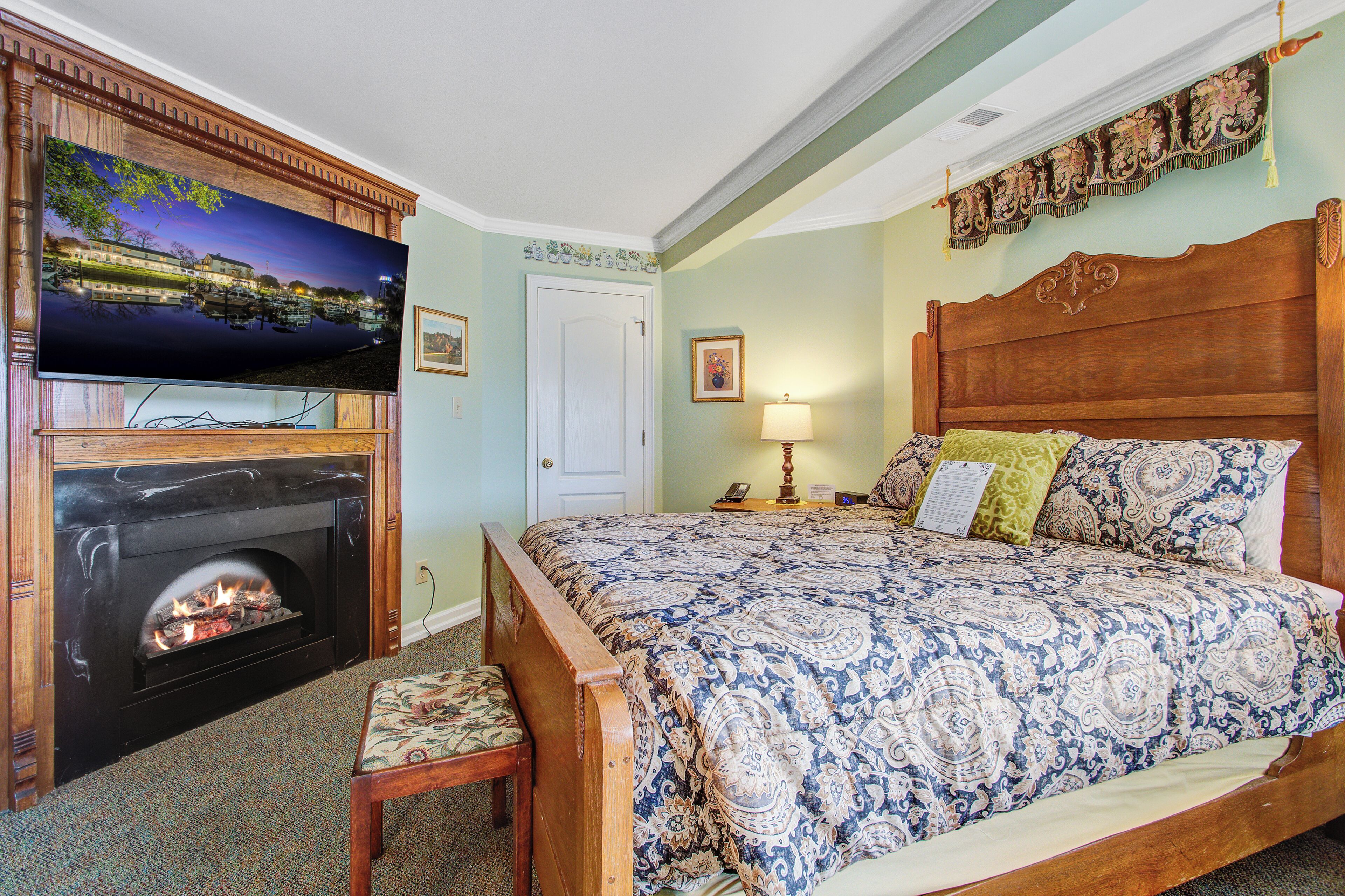 Chambre, 1 grand lit, bain à remous