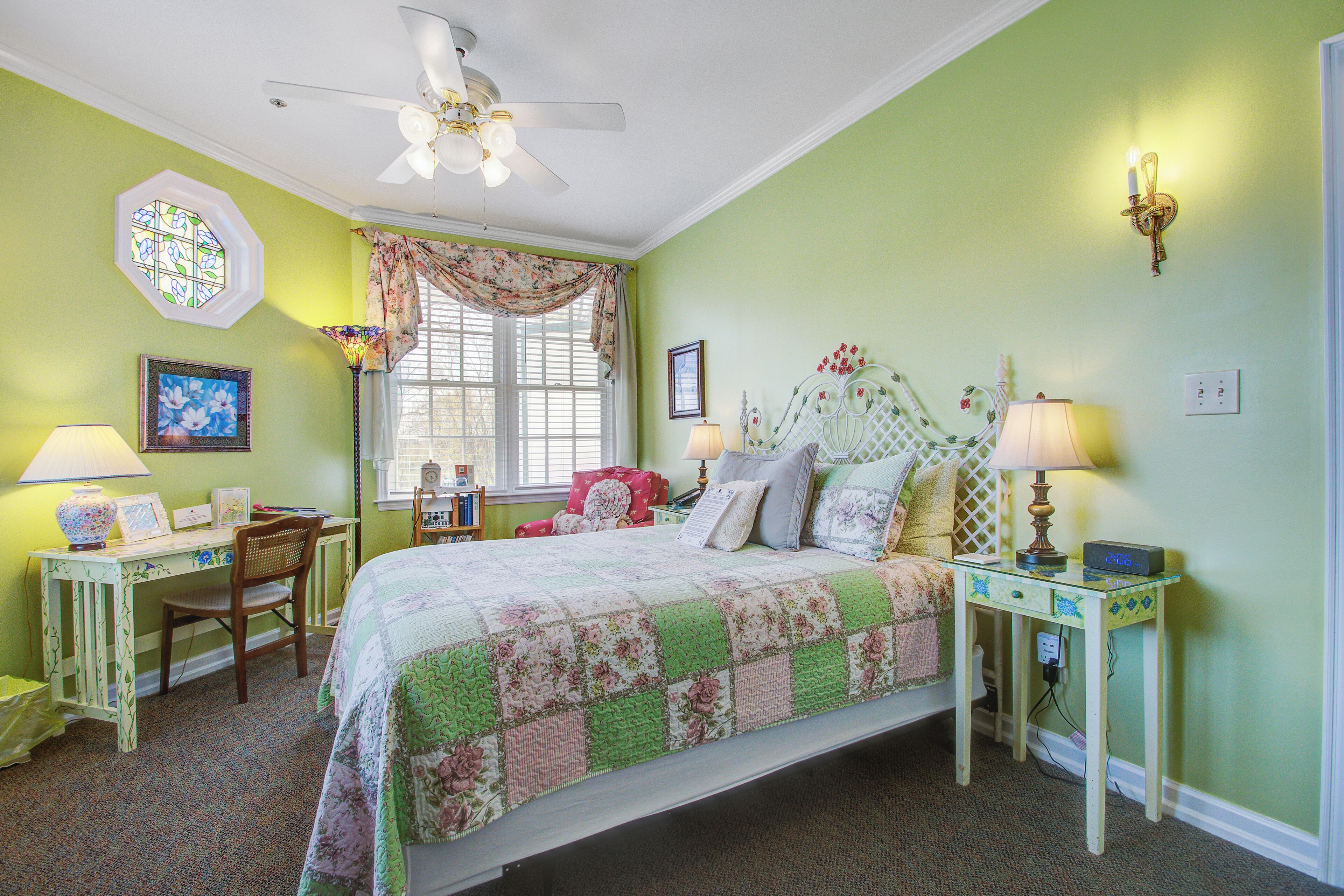 Chambre, 1 grand lit, bain à remous
