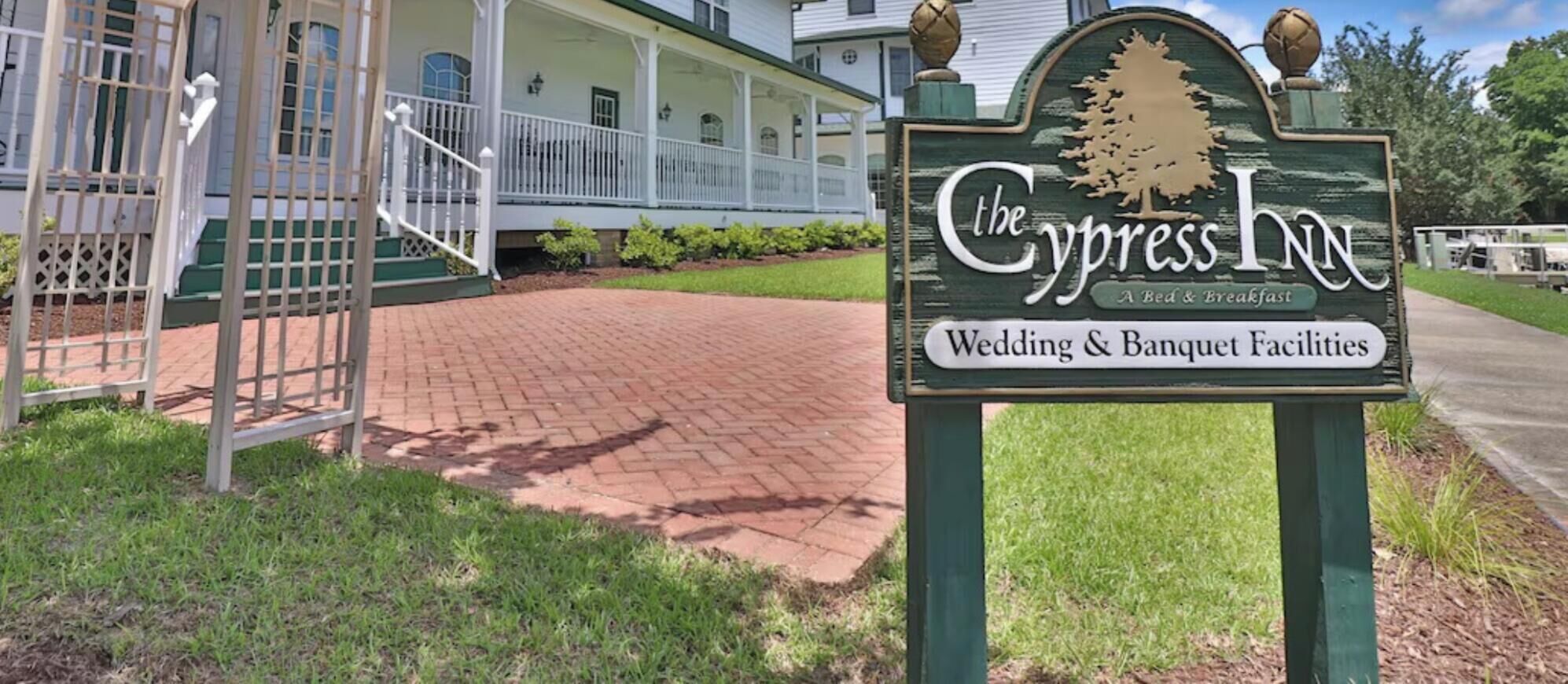 Indicador de The Cypress Inn, amb servei d'allotjament i esmorzar, i sales per a casaments i banquets.