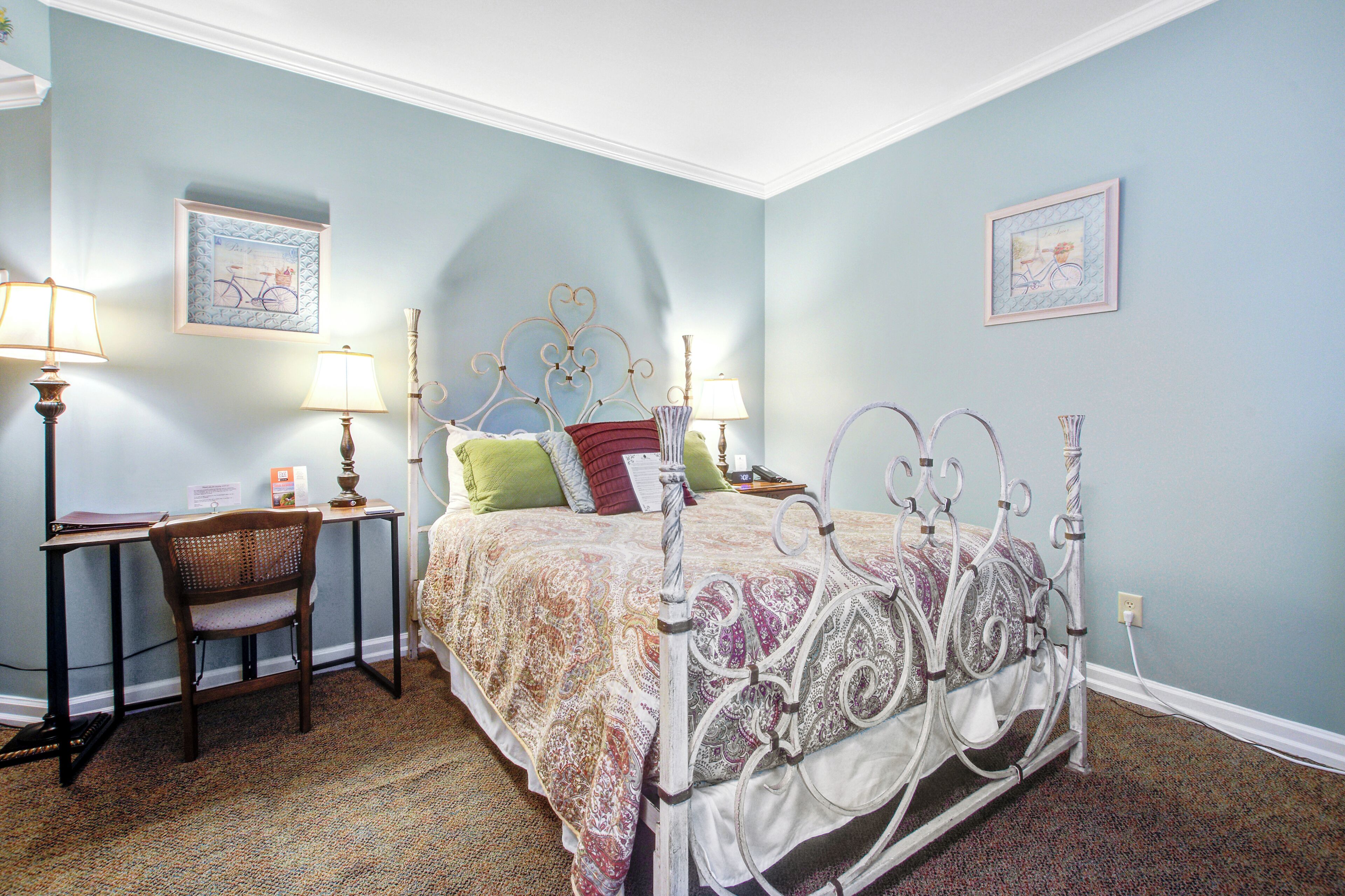 Chambre, 1 grand lit, bain à remous