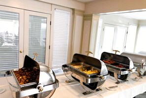 Petit déjeuner buffet servi en supplément les week-ends