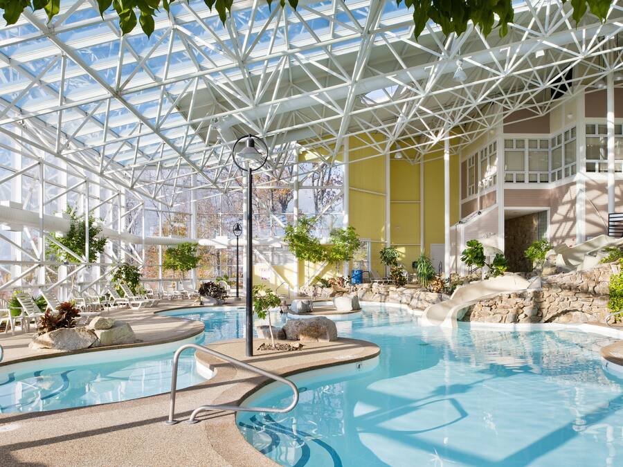 2 kolam renang indoor dan kolam renang outdoor musiman