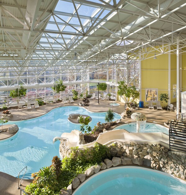 2 piscines couvertes, piscine extérieure (ouverte en saison)