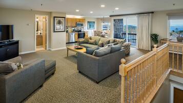 Suite, 2 habitaciones | Área de sala de estar | Televisión de pantalla plana de 35 pulgadas con canales por cable