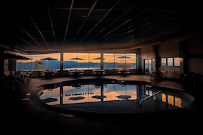 2 piscines cobertes, piscina a l'aire lliure de temporada i para-sols