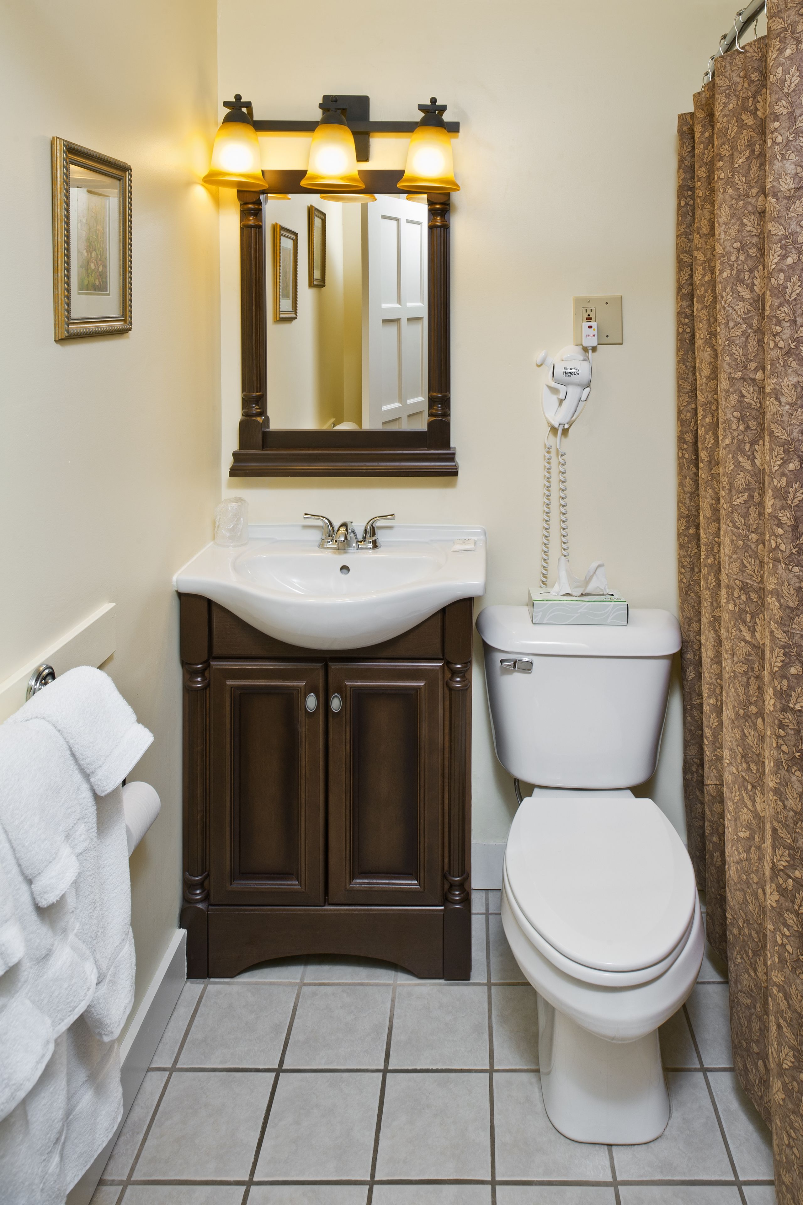 1 bedroom lodge suite | bathroom | free toiletries, towels