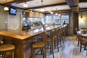 2 bars/lounges, poolside bar - Steele Hill Resorts (Sanbornton)
