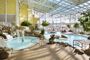 2 piscines couvertes, piscine extérieure (ouverte en saison)