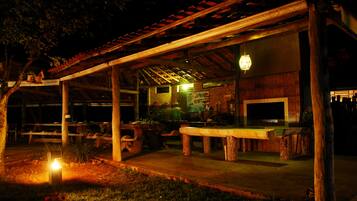 Se sirven desayunos, almuerzos, cenas y cocina brasileña