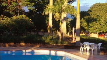 Una piscina al aire libre