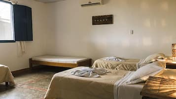 Quarto quádruplo standard, 1 quarto | Frigobar, individualmente decorados, ferros/tábuas de passar roupa