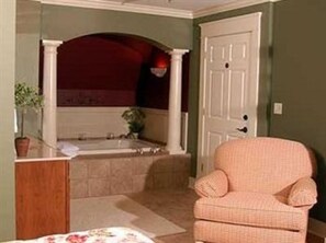 Habitación | Baño | Tina con regadera, secadora de cabello, toallas