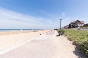 Beach nearby - Hotel Le Canada (Hermanville-sur-Mer)
