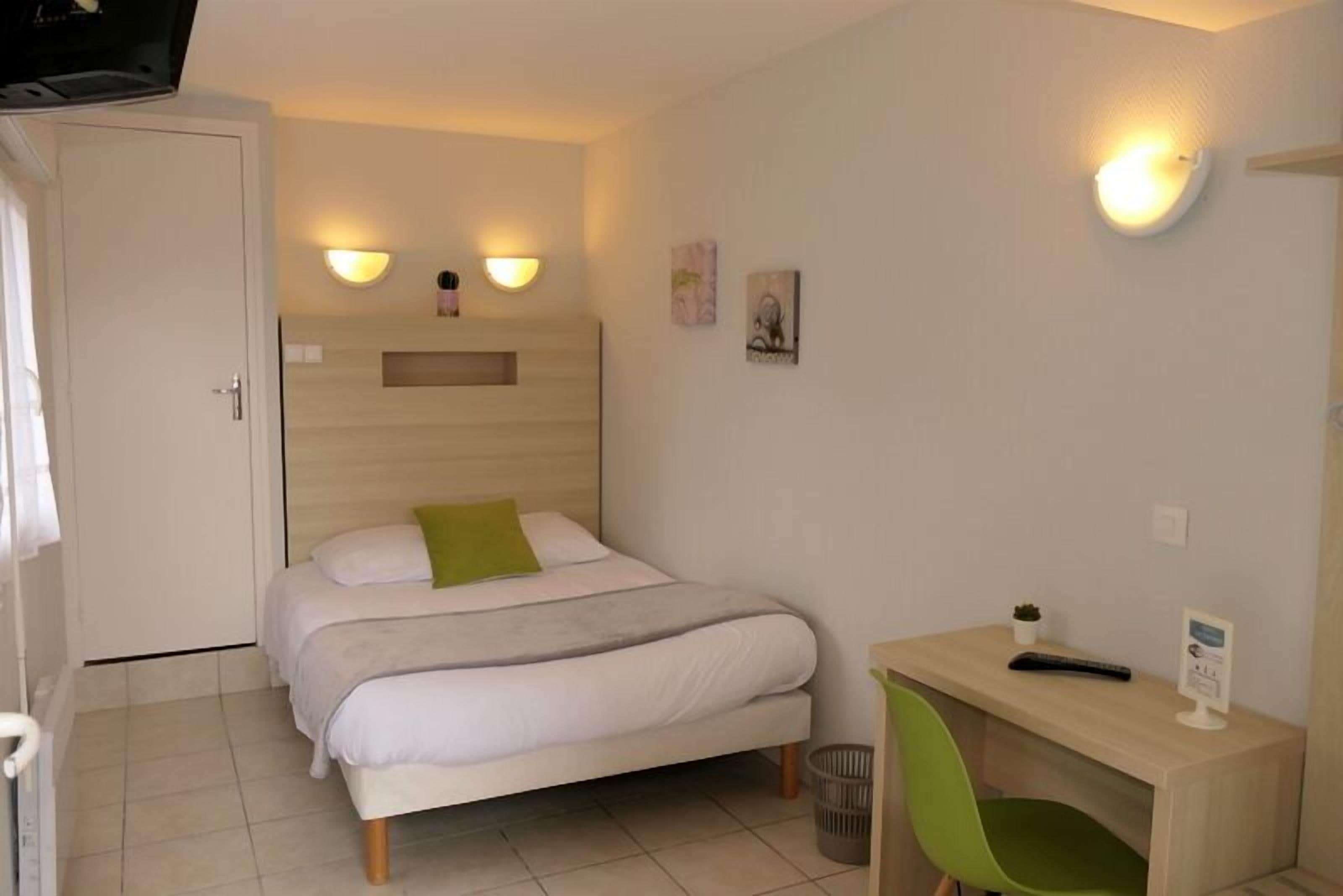 Comfort Room | Desk, blackout curtains, iron/ironing board, free WiFi