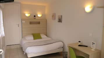 Comfort Room | Desk, blackout curtains, iron/ironing board, free WiFi