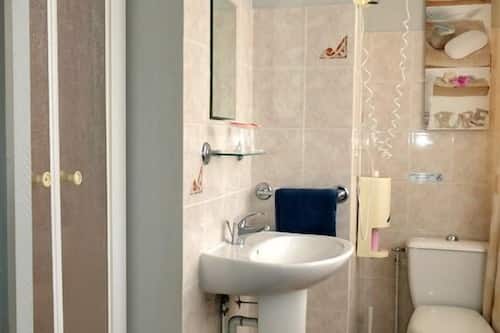 Camera Comfort | Bagno | Set di cortesia gratuito, asciugacapelli, asciugamani