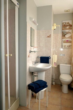 Comfort Room | Bathroom | Free toiletries, hair dryer, towels - Hotel Le Canada (Hermanville-sur-Mer)