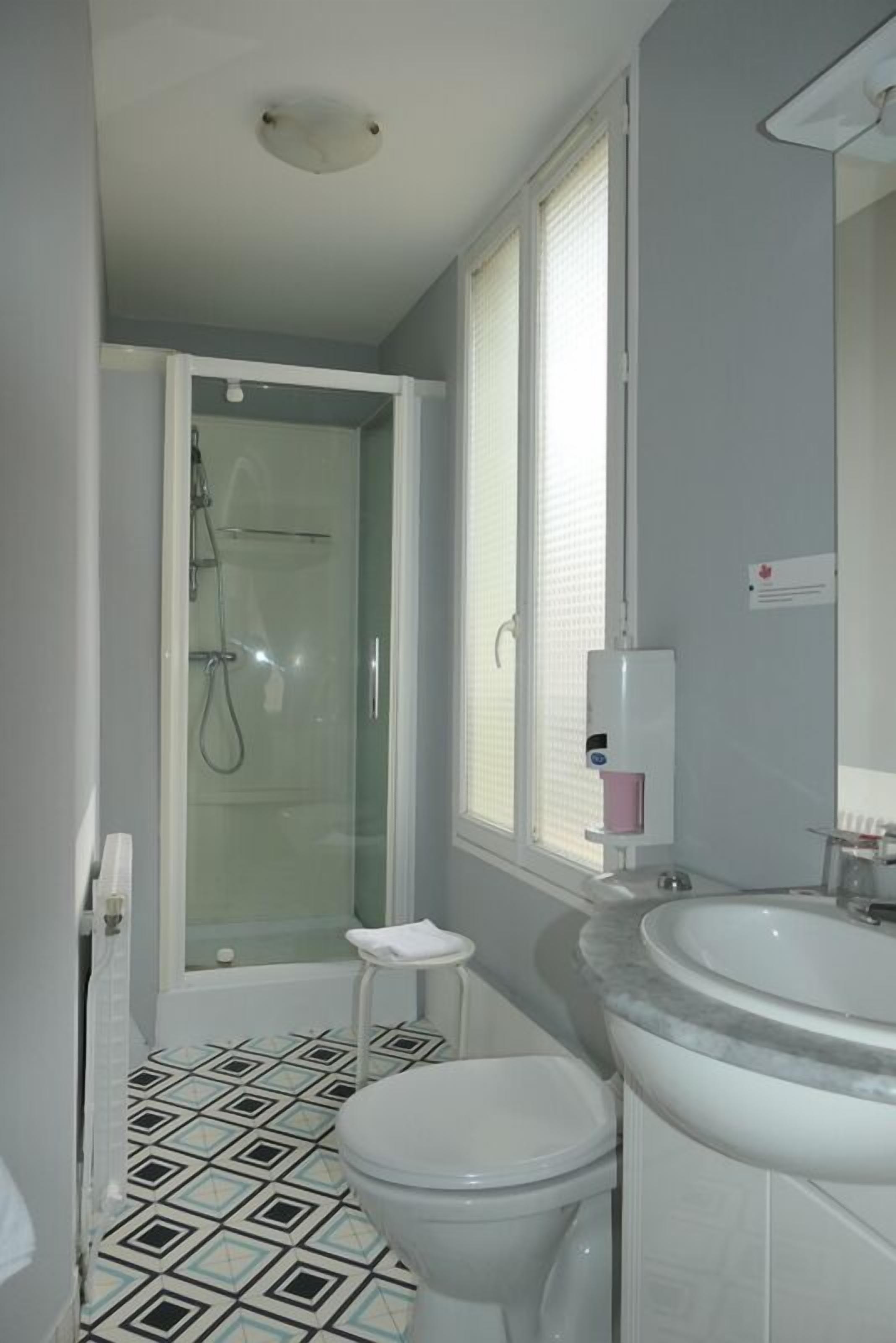 Articles de toilette gratuits, sèche-cheveux, serviettes fournies