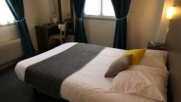Habitación estándar doble | Escritorio, cortinas opacas, tabla de planchar con plancha y wifi gratis