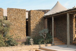 Dwyka Tented Lodge 1 | 1 quarto, roupas de cama premium, frigobar, cofres nos quartos