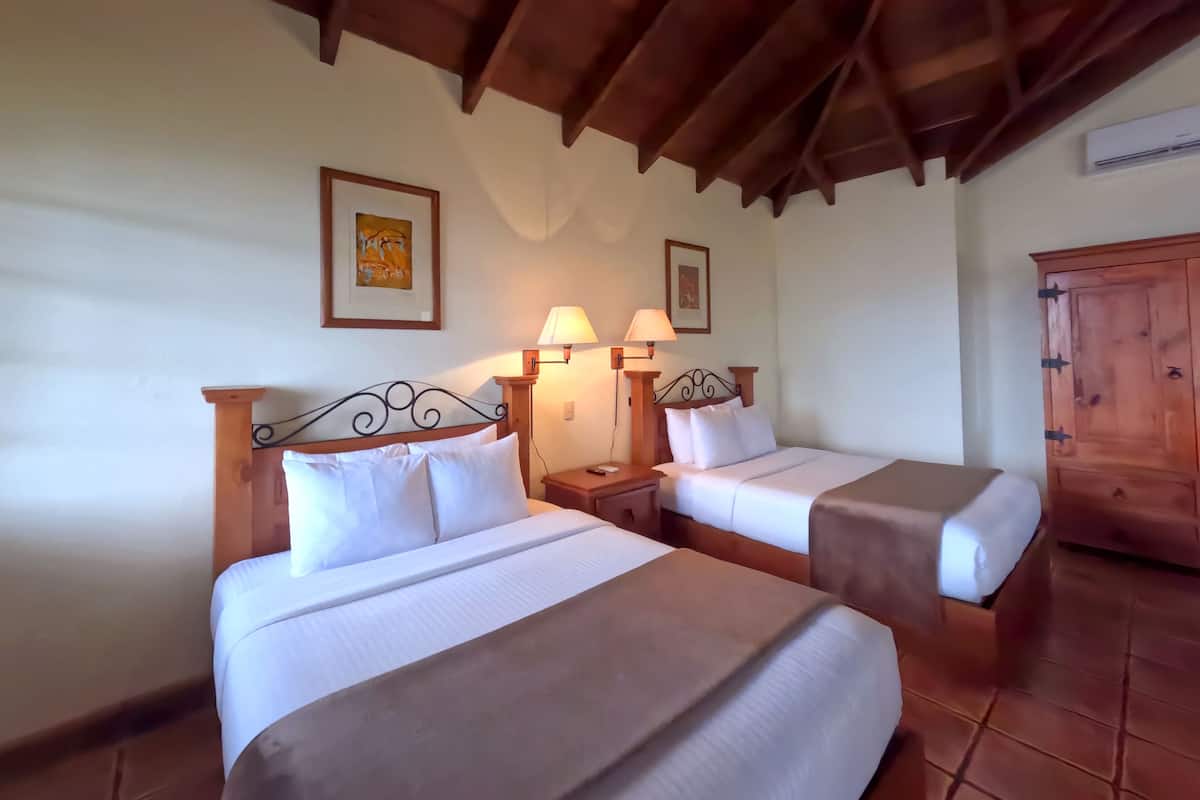 Bungalow Standard, 2 lits doubles, vue jardin, côté montagne | Minibar, coffres-forts dans les chambres, ameublement personnalisé