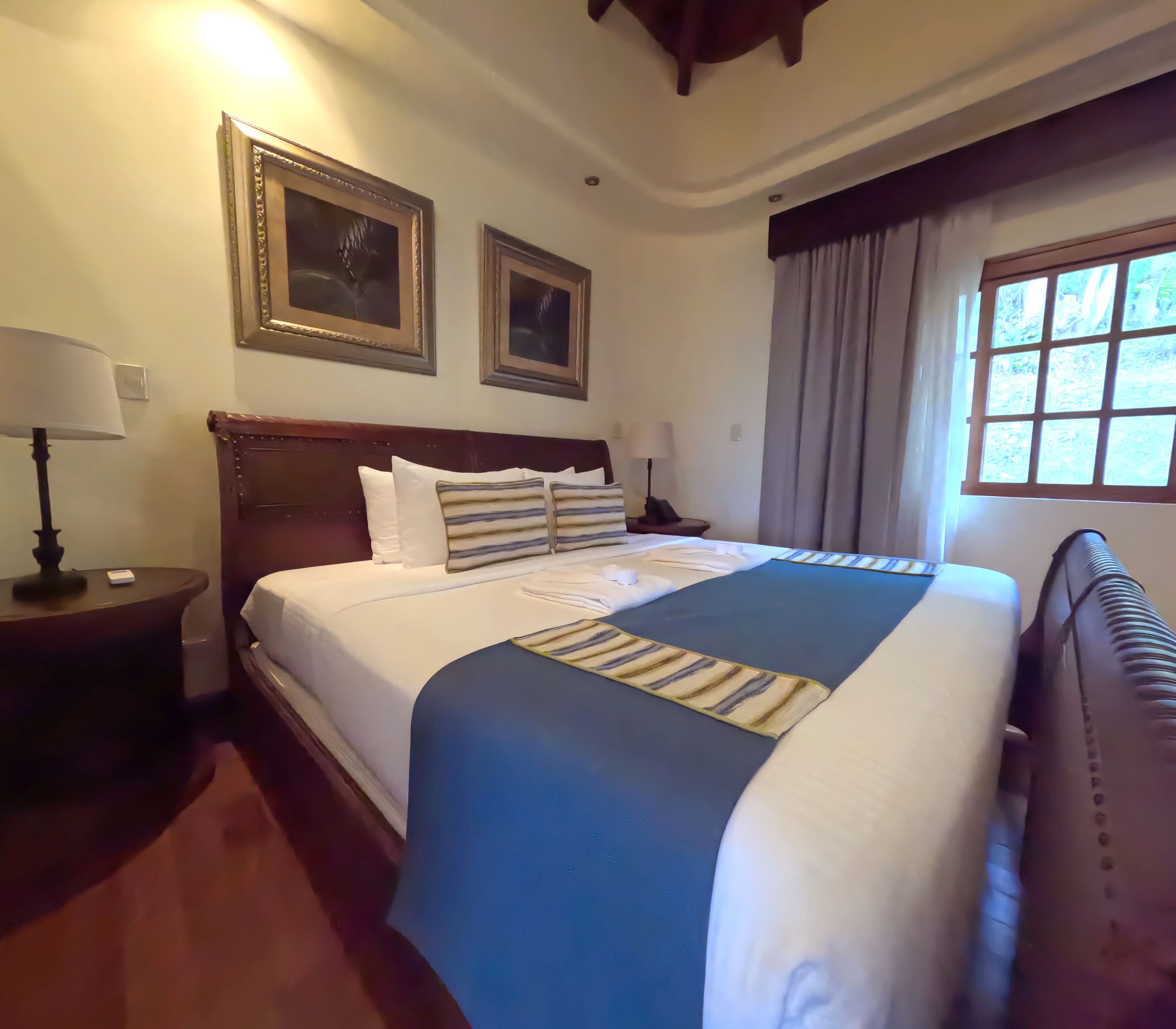 Suite Junior, 1 très grand lit, terrasse, vue montagne | Minibar, coffres-forts dans les chambres, ameublement personnalisé