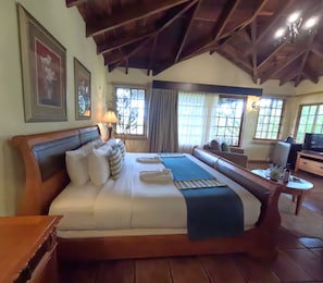 Superior Bungalow, 1 King Bed, Garden View, Mountainside | Minibar, in-room safe, individually furnished, desk