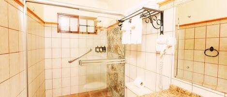Un baño con ducha, inodoro y lavamanos.