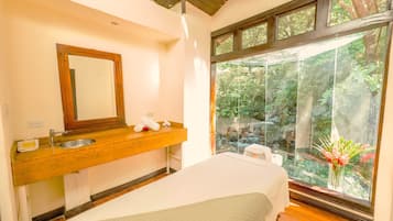 Salas de tratamiento para parejas, una bañera de hidromasaje, baño turco