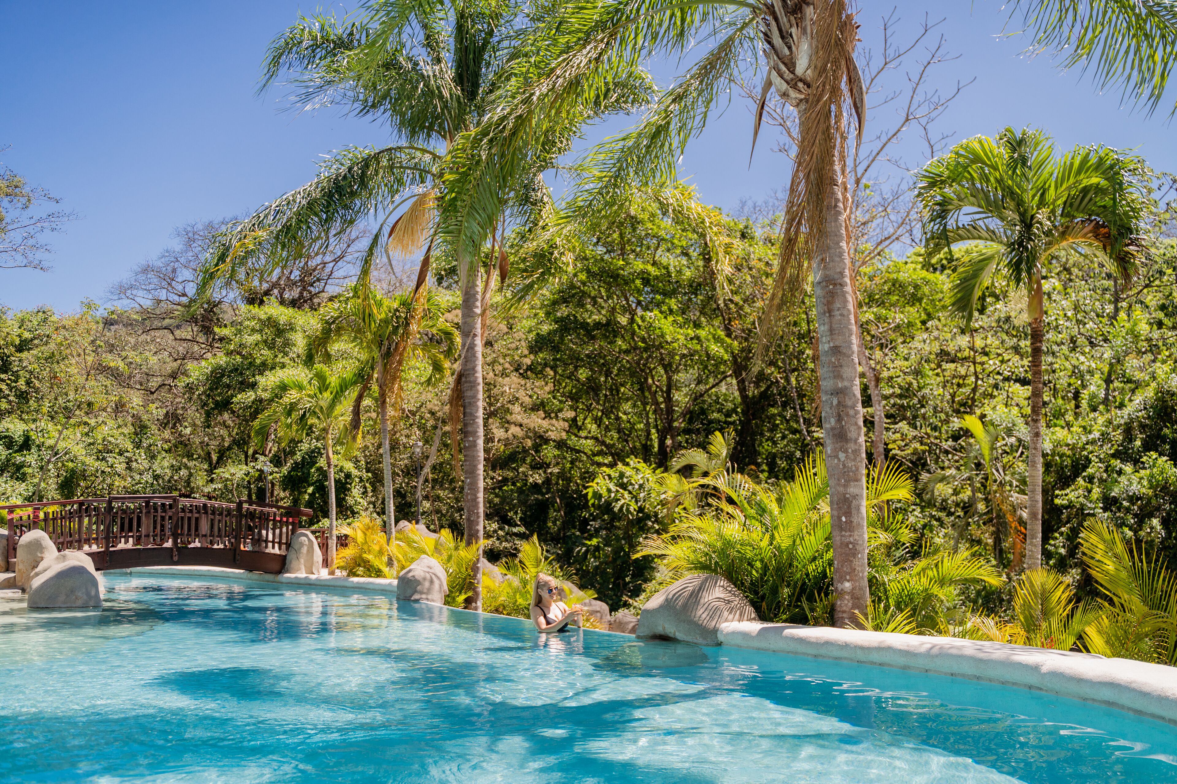 Hồ bơi ngoài trời, mở cửa từ 6:00 đến 18:00, ghế dài tắm nắng 