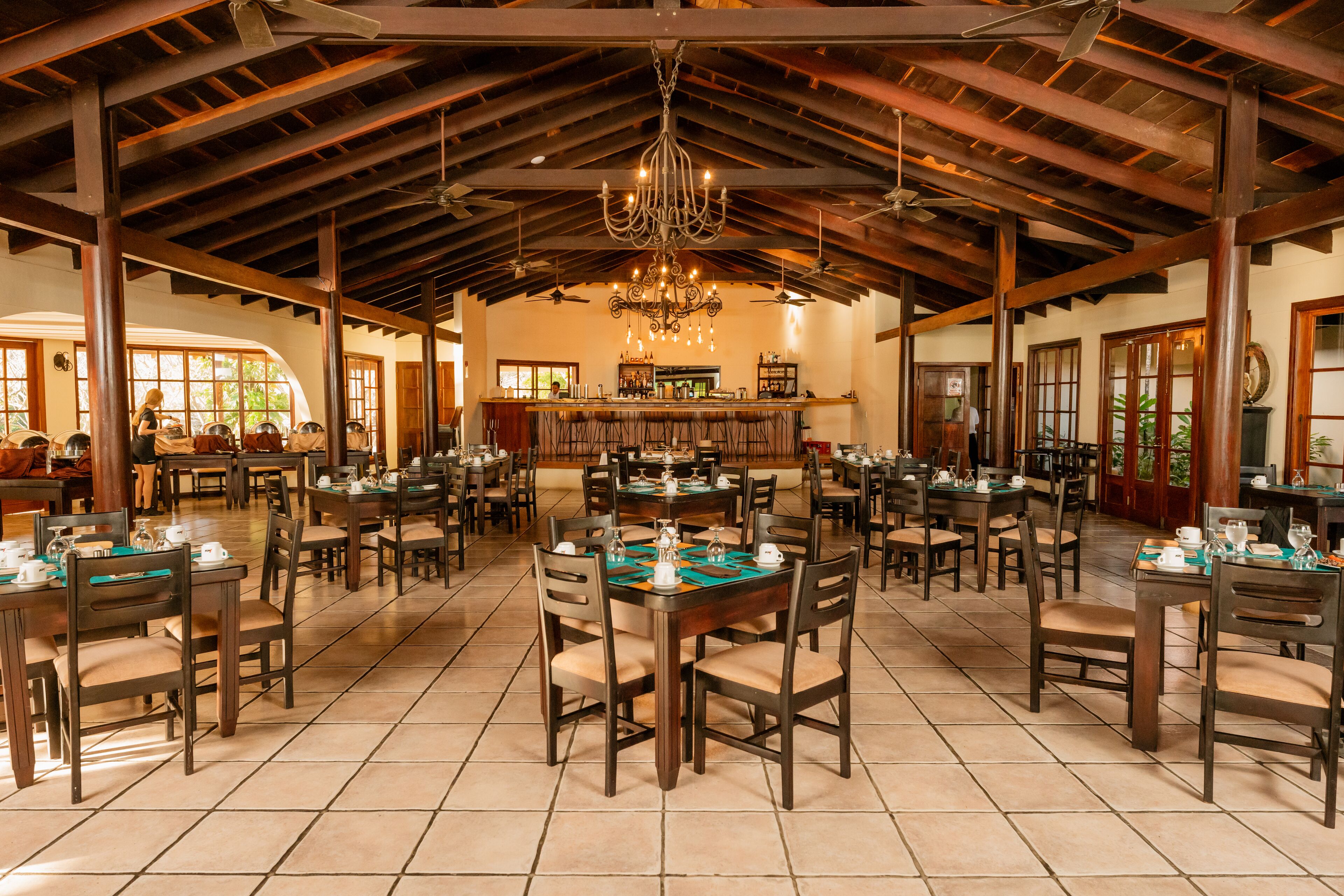 3 restaurants, breakfast, lunch, dinner served; international cuisine