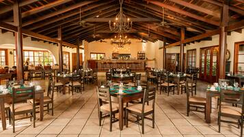 3 ravintolaa, joissa tarjoillaan aamiainen; kansainvälinen keittiö