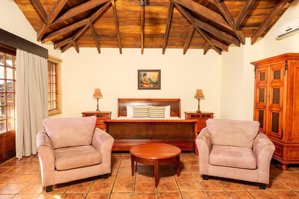 Superior Bungalow, 1 King Bed, Garden View, Mountainside | Minibar, in-room safe, individually furnished, desk