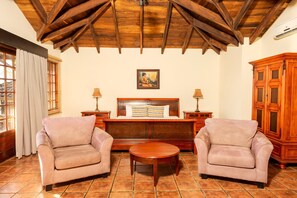 Bangalô superior, 1 cama King, vista para o jardim, ao lado da montanha | Frigobar, cofres nos quartos, individualmente mobiliados, escrivaninha