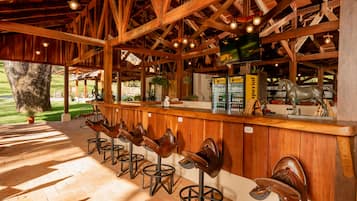 3 restaurants, breakfast, lunch, dinner served; international cuisine