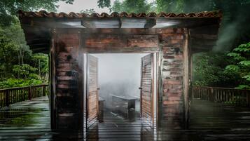 Couples treatment room(s), hot tub, steam room