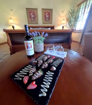 Superior Bungalow, 1 King Bed, Garden View, Mountainside | In-room dining