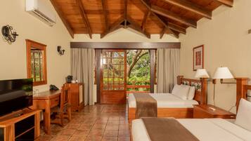 Villa, 2 lits doubles, terrasse, vue jardin | Minibar, coffres-forts dans les chambres, ameublement personnalisé