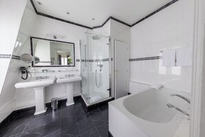 Chambre Junior, 1 grand lit, vue sur la ville (Paris view) | Salle de bain | Articles de toilette (gratuits), séchoir à cheveux, peignoirs