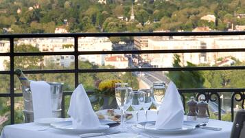 Breakfast, lunch, dinner served; French cuisine, alfresco dining