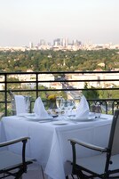 Petit déjeuner, déjeuner et dîner servis sur place