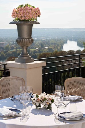Breakfast, lunch, dinner served; French cuisine, alfresco dining 