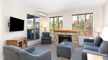 Condo, 2 habitaciones (Unit 214) | Área de sala de estar | Televisión de pantalla plana, chimenea y reproductor de DVD