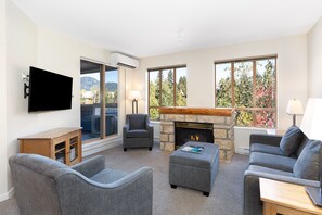 公寓客房, 2 間臥室 (Unit 214) | 客廳 | 50 吋平面電視連有線電視頻道、電視、壁爐