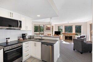 Apartment, 2 Schlafzimmer (Unit 219) | Eigene Küche | Großer Kühlschrank, Mikrowelle, Ofen, Herdplatte