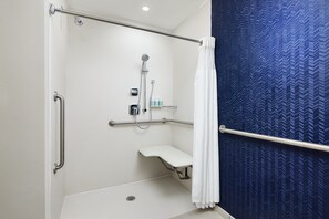 ルーム キングベッド 1 台 (Mobility/Hearing Access, Roll-in Shwr) | バスルーム | シャワー付き浴槽、バスアメニティ (無料)、ヘアドライヤー、タオル