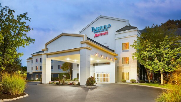 A Fairfield Inn & Suites by Marriott hotel with a covered entrance and landscaped surroundings. - Fairfield Inn & Suites by Marriott Worcester Auburn (Auburn)