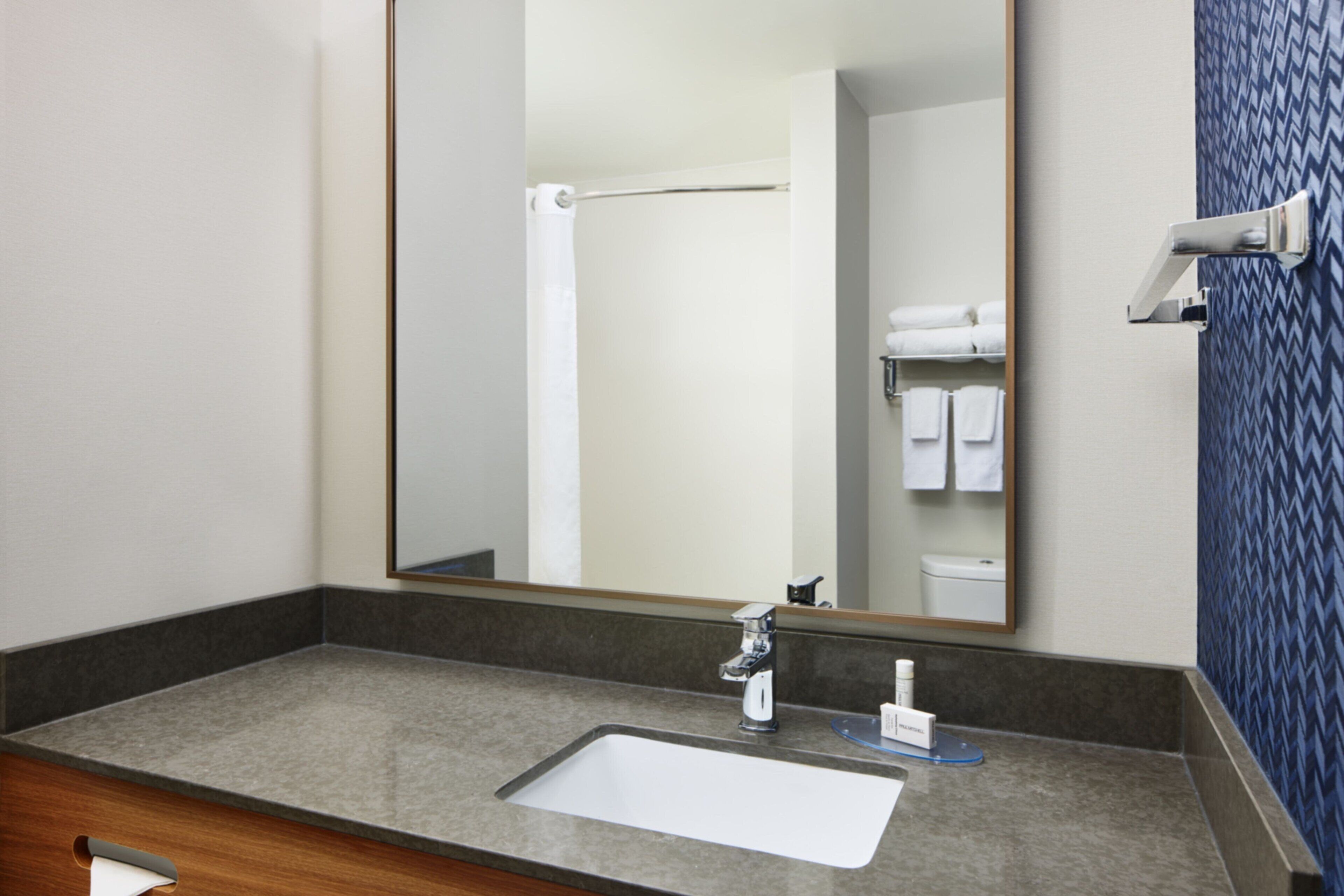 Combined shower/tub, free toiletries, hair dryer, towels